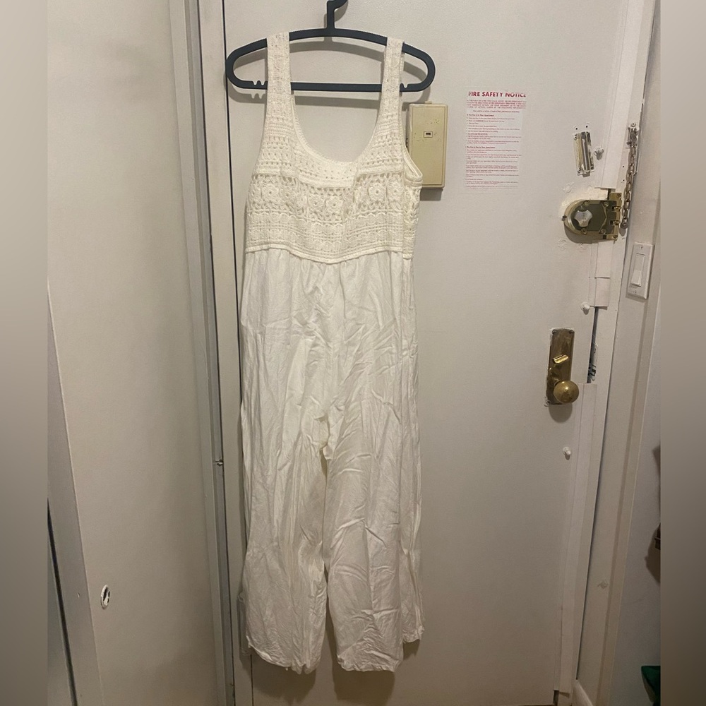 White jumper, size large, Luxe